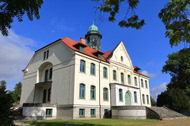 Mecklenburg-Batı Pomerania / Almanya 'da Wismar yakınlarında yenilenmiş güzel bir şato demokrasisi.