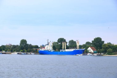 21 Ağustos 2020 - Rostock-Warnemuende, Mecklenburg-Vorpommern / Almanya: Rostock limanındaki sanayi limanı ve liman vinçlerinin ayrıntıları