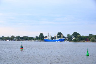 21 Ağustos 2020 - Rostock-Warnemuende, Mecklenburg-Vorpommern / Almanya: Rostock limanındaki sanayi limanı ve liman vinçlerinin ayrıntıları