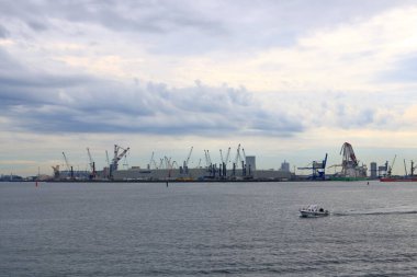 21 Ağustos 2020 - Rostock-Warnemuende, Mecklenburg-Vorpommern / Almanya: Rostock limanındaki sanayi limanı ve liman vinçlerinin ayrıntıları