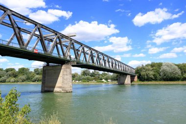 Germersheim yakınlarındaki Ren Nehri 'nde iç nakliye gemisi.