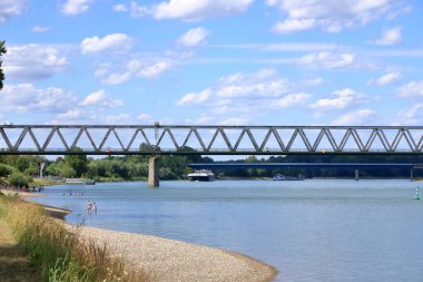 Germersheim yakınlarındaki Ren Nehri 'nde iç nakliye gemisi.