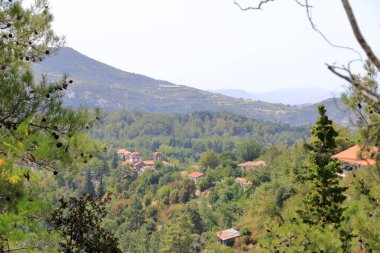 Kıbrıs 'taki Troodos dağlarındaki Pano Platres köyünün, kış merkezinin hava manzarası.