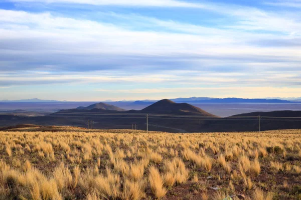 Bolivya 'daki Salar de Uyuni Tuz Düzlükleri' ne Uyuni kasabası yakınlarındaki bir perspektiften gün batımı görüntüsü