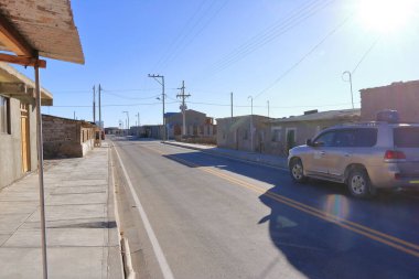 Colchani, Uyuni, Bolivya - 27 Mayıs 2025: Öğleden sonra köyde boş sokaklar