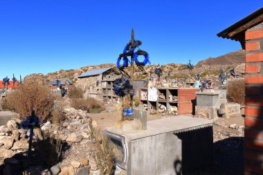 Tahua, Uyuni, Bolivya - 27 Mayıs 2025: tuz düzlüğünün yanındaki küçük mezarlığa bakınız