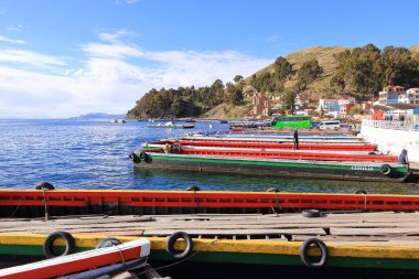 Bolivya 'daki San Pablo de Tiquina - Mai 30 2025: Titicaca Gölü' nden Tiquina Boğazı 'nı geçen otobüs ve arabalar