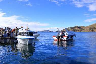 Bolivya 'daki San Pablo de Tiquina - Mai 30 2025: Titicaca Gölü' nden Tiquina Boğazı 'nı geçen otobüs ve arabalar