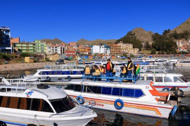 Bolivya 'daki Copacabana - 31 Mayıs 2025: Titicaca Gölü' ndeki köyün körfezindeki teknelerde acele edin ve acele edin
