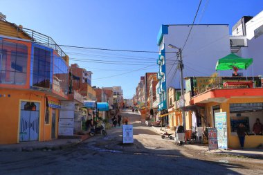 Bolivya 'daki Copacabana - 31 Mayıs 2025: Titicaca gölündeki köyde bazı insanlarla sokaklar