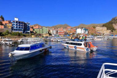 Bolivya 'daki Copacabana - 31 Mayıs 2025: Titicaca Gölü' ndeki köyün körfezindeki teknelerde acele edin ve acele edin