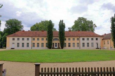 Paretz, Ketzin, Brandenburg, Almanya - 27 Temmuz 2025: Paretz Sarayı önünde birkaç kişi