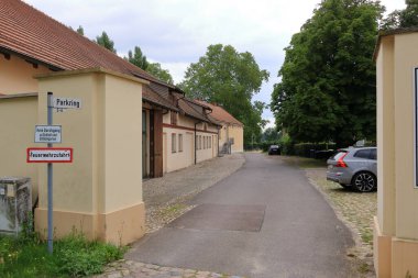 Almanya 'da Paretz, Ketzin, Brandenburg - 27 Temmuz 2025: Çok az insan emtpy caddeleri olan küçük bir köyün tadını çıkarıyor