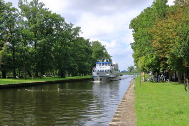 Almanya 'da Ueckermuende, Mecklenburg-Batı Pomerania - 25 Temmuz 2025: insanlar Stettiner Haff kanalındaki doğa ve tekne trafiğinin keyfini çıkarıyorlar