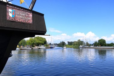 Almanya 'da Ueckermuende, Mecklenburg-Batı Pomeranya - 25 Temmuz 2025: İnsanlar güneşli bir günde şehrin limanının keyfini çıkarıyorlar