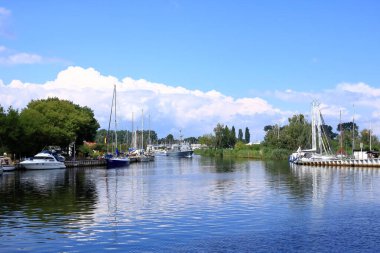 Almanya 'da Ueckermuende, Mecklenburg-Batı Pomeranya - 25 Temmuz 2025: köyün limanında küçük bir Polonya donanma gemisi