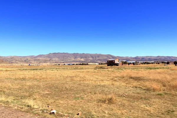 Bolivya 'nın kuzeyindeki manzara. Arka planda Cordilleras' lar var.