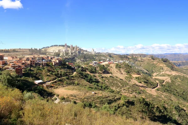 Sucre - 22 Mayıs 2025: Sucre 'deki Kretase Parkı yakınlarındaki çimento fabrikasına bakın.