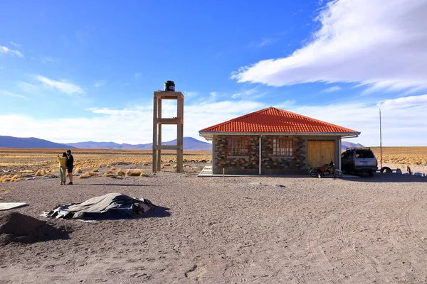 Bolivya - 25 Mayıs 2025: Bolivya 'nın güneyinde Uyuni' den yola çıkan manzara