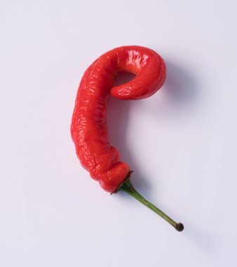 Beyaz arka planda kırmızı biber, gölgeli çirkin kırmızı biber.