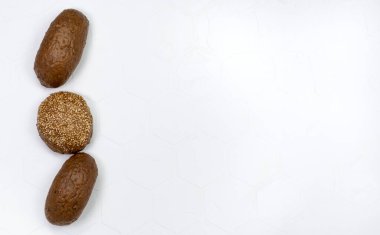 Beyaz undan yapılmış uzun Fransız ekmeği, beyaz arka planda izole edilmiş pişirmeden sonra soğur..