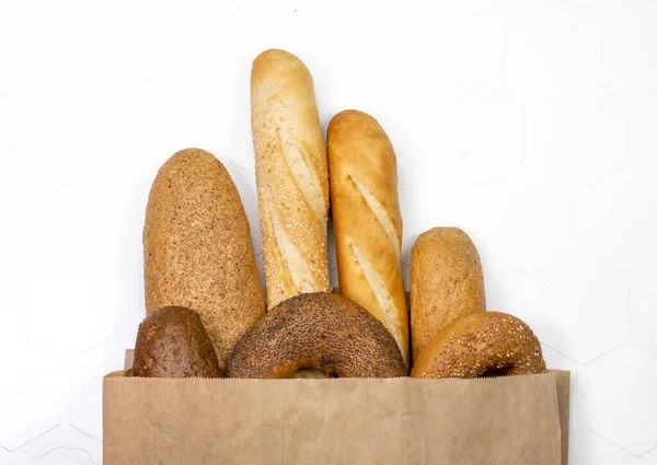 Pão fresco em papel eco bag. — Fotografia de Stock
