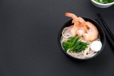 Japon eriştesi, domuz kemiği çorbası.