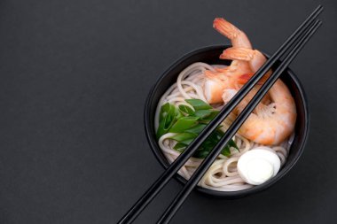 Japon eriştesi, domuz kemiği çorbası.