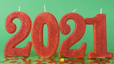 altın konfetisinin arka planına karşı kırmızı parlak sayılar 2021