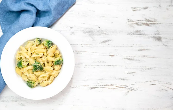 Italiensk Pasta Med Broccoli Skärbräda Vit Skål Vitt Bord Högst — Stockfoto