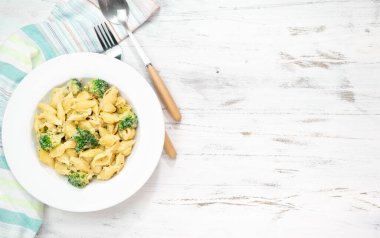 Kremalı soslu brokolili makarna.