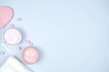 Spa kozmetik ürünleriyle düz kompozisyon. Güzellik konsepti