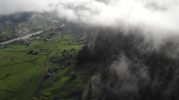 Dron Powietrzny Strzał Nad Mgłą Górach Małym Miasteczku Górskim Wschód — Wideo stockowe