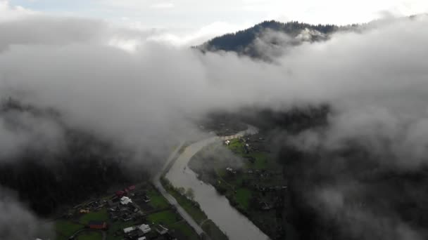 Dron Aéreo Disparó Por Encima Niebla Las Montañas Pequeño Pueblo — Vídeo de stock