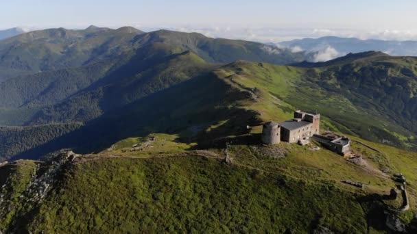 Εναέρια Άποψη Του Παρατηρητηρίου Στην Κορυφή Του Βουνού Παλιό Εγκαταλελειμμένο — Αρχείο Βίντεο