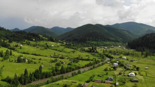 Vista Aérea Del Dron Vuelo Sobre Pueblo Montaña Con Bosques — Vídeo de stock