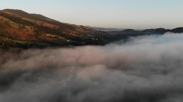 Beau Brouillard Déplaçant Sur Montagne Matin Timelapse — Video