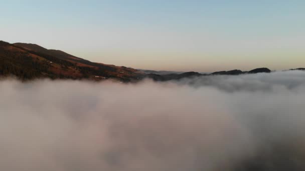 Aerial View Όμορφο Ορεινό Τοπίο Πυκνή Ομίχλη Κατά Την Ανατολή — Αρχείο Βίντεο