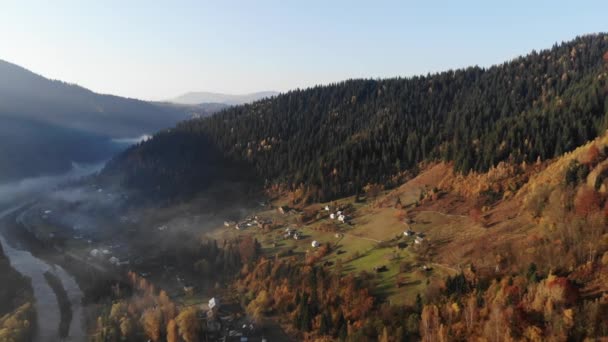 Dağ Köyü Yeşil Yamaçtaki Ender Evler Yoğun Sonbahar Ormanlarıyla Çevrili — Stok video