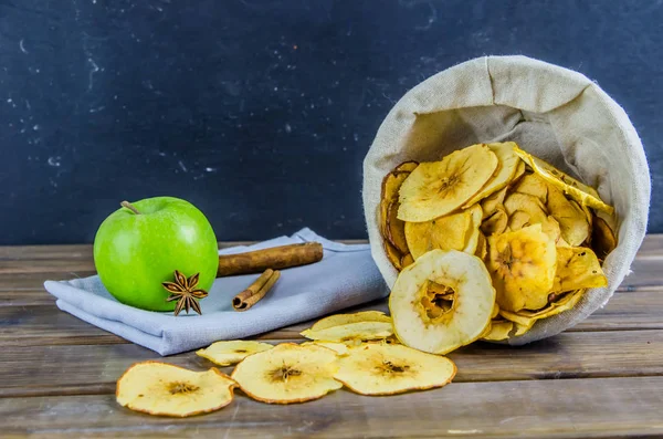vegetarian apple chips with cinnamon and badyan