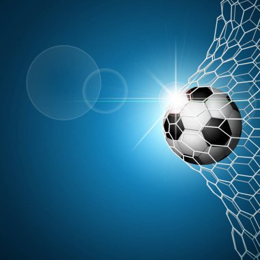 Futbol topu kalede. Mavi