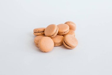 Beyaz bir arka plan üzerinde dolgu ile lezzetli badem macaroons