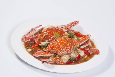 Beyaz arka plan üzerinde karabiber ile kızarmış yengeç karıştırın.