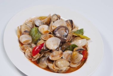 Beyaz arka plan üzerinde biber salçası ile karıştırın istiridye.