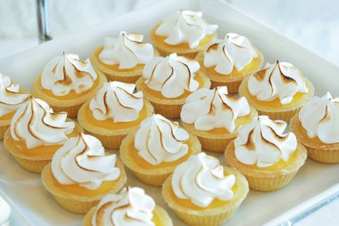 Arka planda tart limon peyniri.