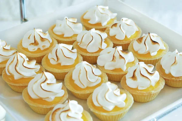 Arka planda tart limon peyniri.