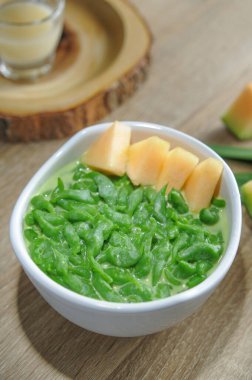 Tayland Tatlısı, Khanom Lod Chong Nam Ga Thi (Tayland adı) Hindistan cevizi sütüyle yenmiş pirinç unundan yapılır..