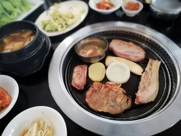 Porc Barbecue Coréen Sur Oignon Pomme Terre Champignons Grillés Légumes — Photo