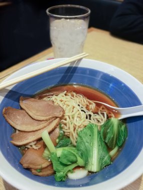 Ördek ve çubuklu Japon erişte çorbası..