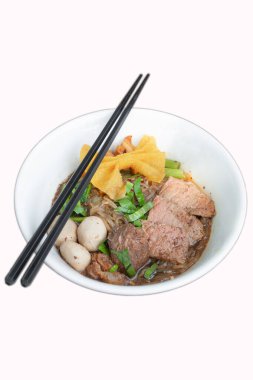 Biftek soslu erişte çorbası. Kırpma yollu beyaz arka plan..